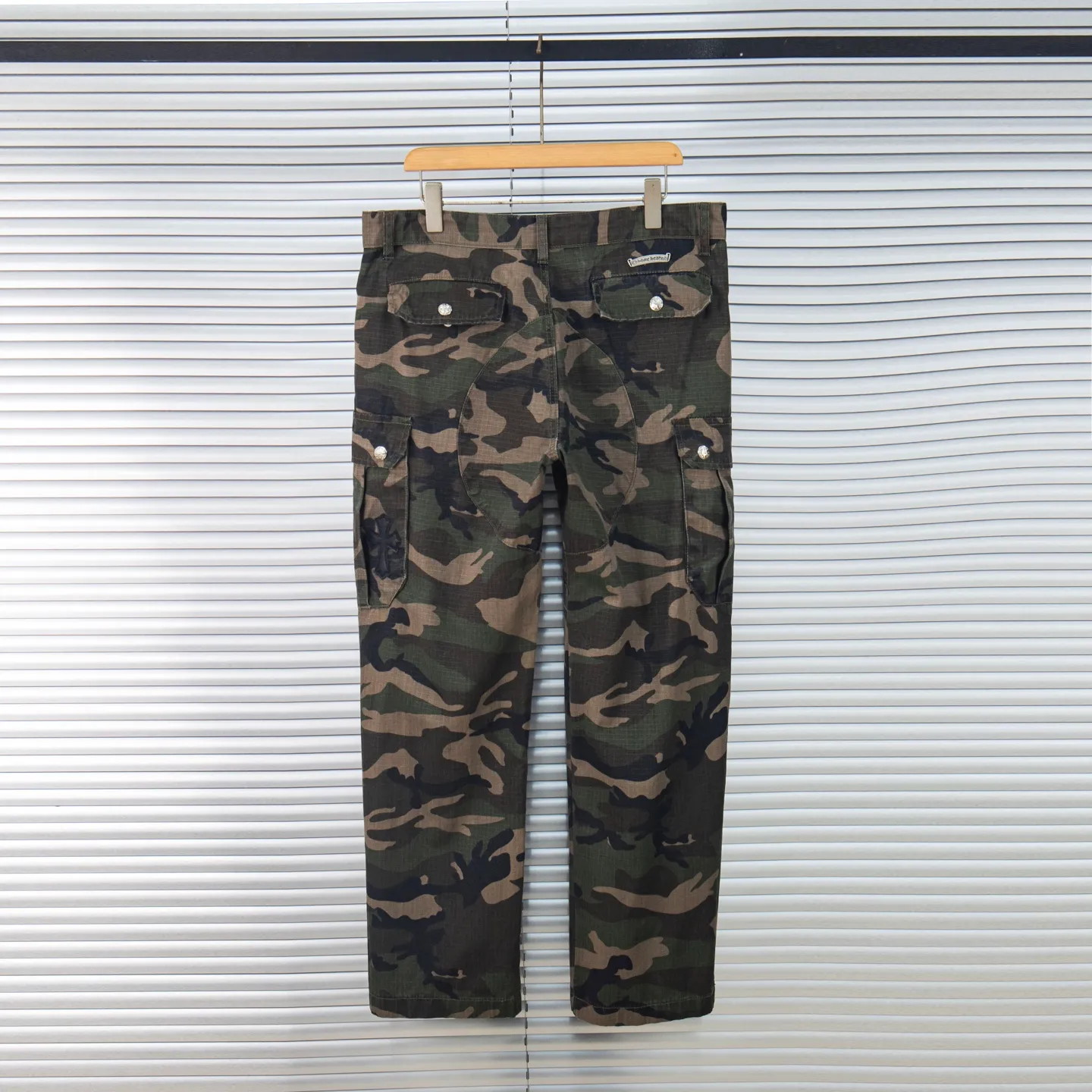 P260 Chrome hearts CH Chrome hearts new silver camouflage three-dimensional pocket overalls Chrome hearts is a top brand in the fashion world, and these pants are one of the best. It uses the classic Levi's jeans bottom panel, which has been carefully disassembled and spliced. The washed effect is natural, showing a unique retro charm. The pants are based on camouflage and are paired with cross patches, which have a great visual impact. These patches are exquisitely crafted and have a luxurious feel. The hardware accessories are ultra-exquisite. The placket buckle is made of silver, hand-polished and painted with distressing liquid. The main buckle has a three-dimensional cross flower shape. The six-pointed star screws and hand-cut leather washers on the back are full of details, which are both beautiful and durable. Style number: 1731# Color: Camouflage Size: 28 30 32 34 36